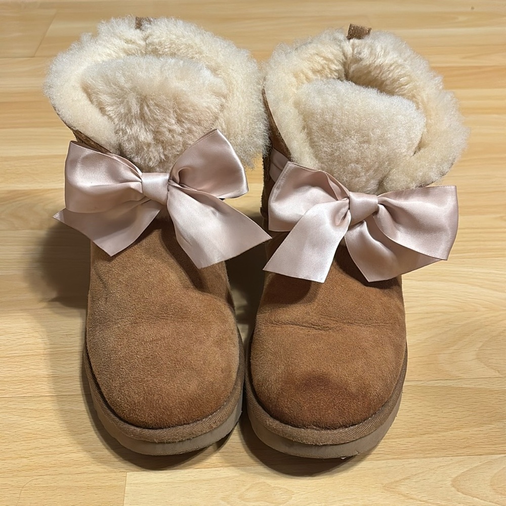 Women's UGG GITA Bow Mini Boots, Chestnut Bow, Fleece Lined, Color: Tan, Size: 9